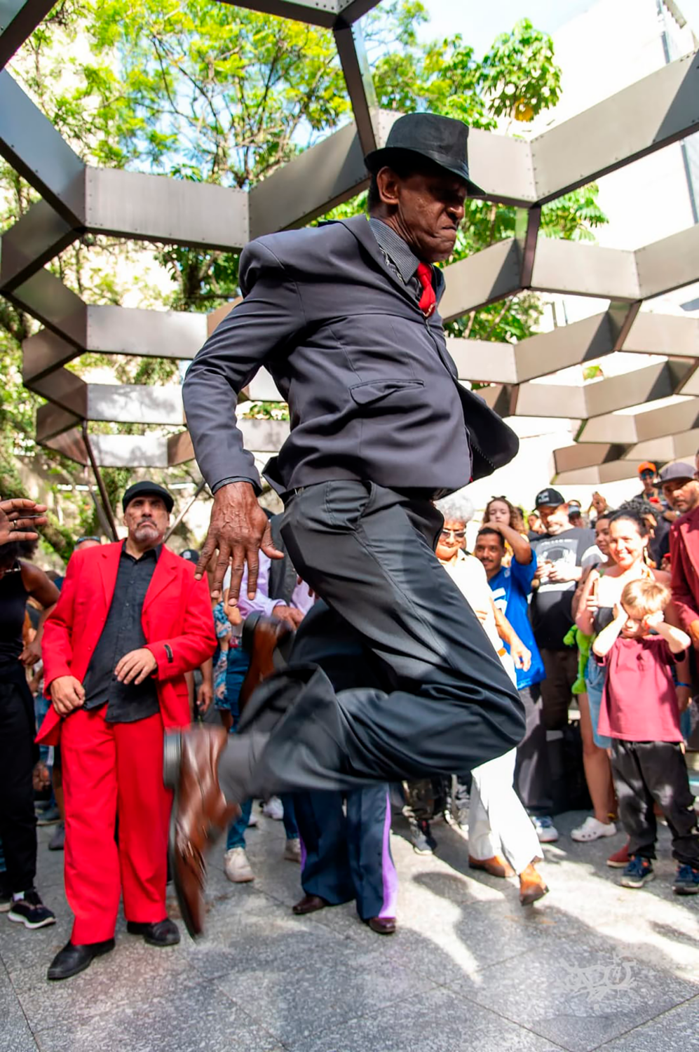 Desde cedo, Yza percebeu que a música era coisa muito boa e a dança melhor ainda, porque chamava atenção nas pistas.